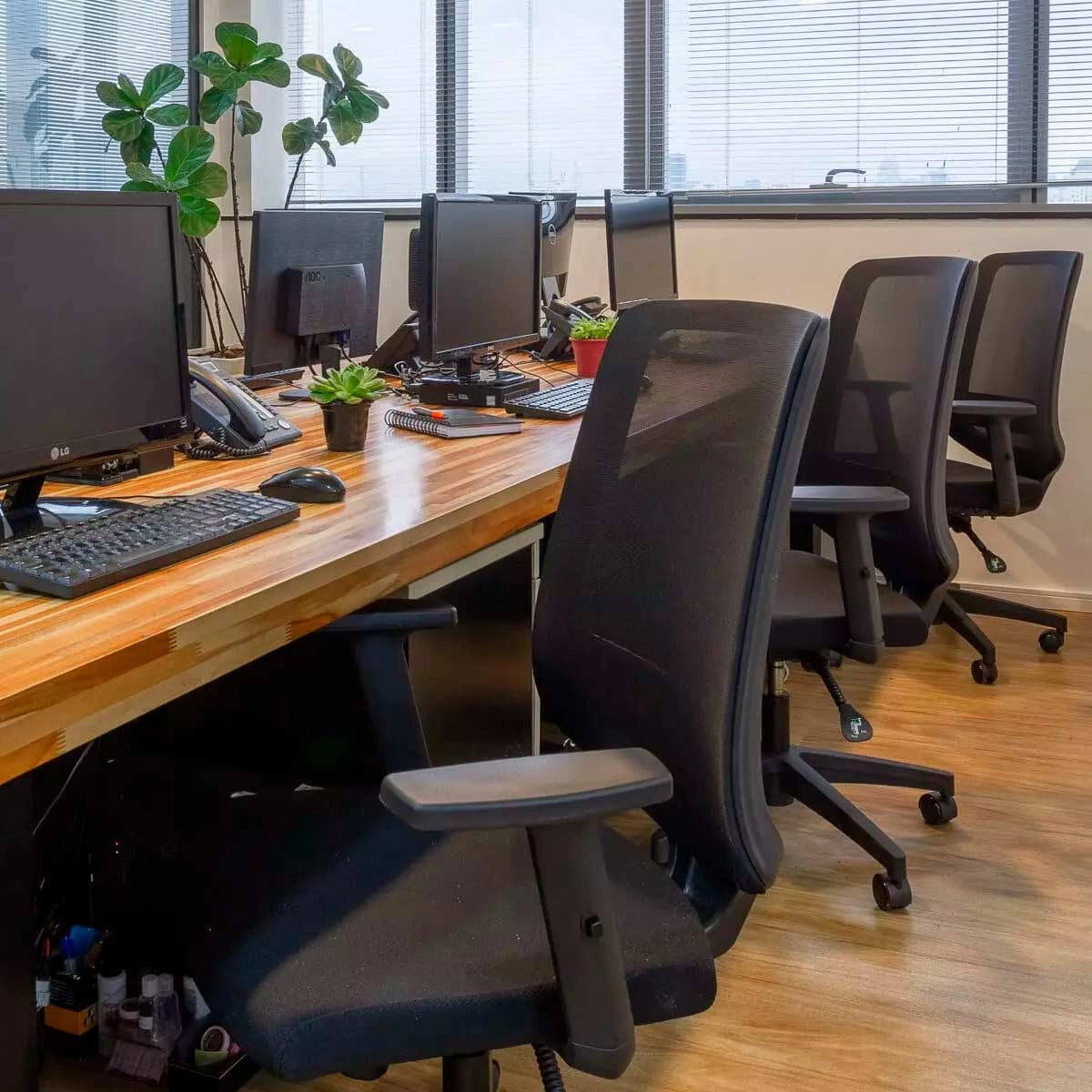 Cadeira de Escritório Ergonômica NR17 com Tela Especial Cor:Preto